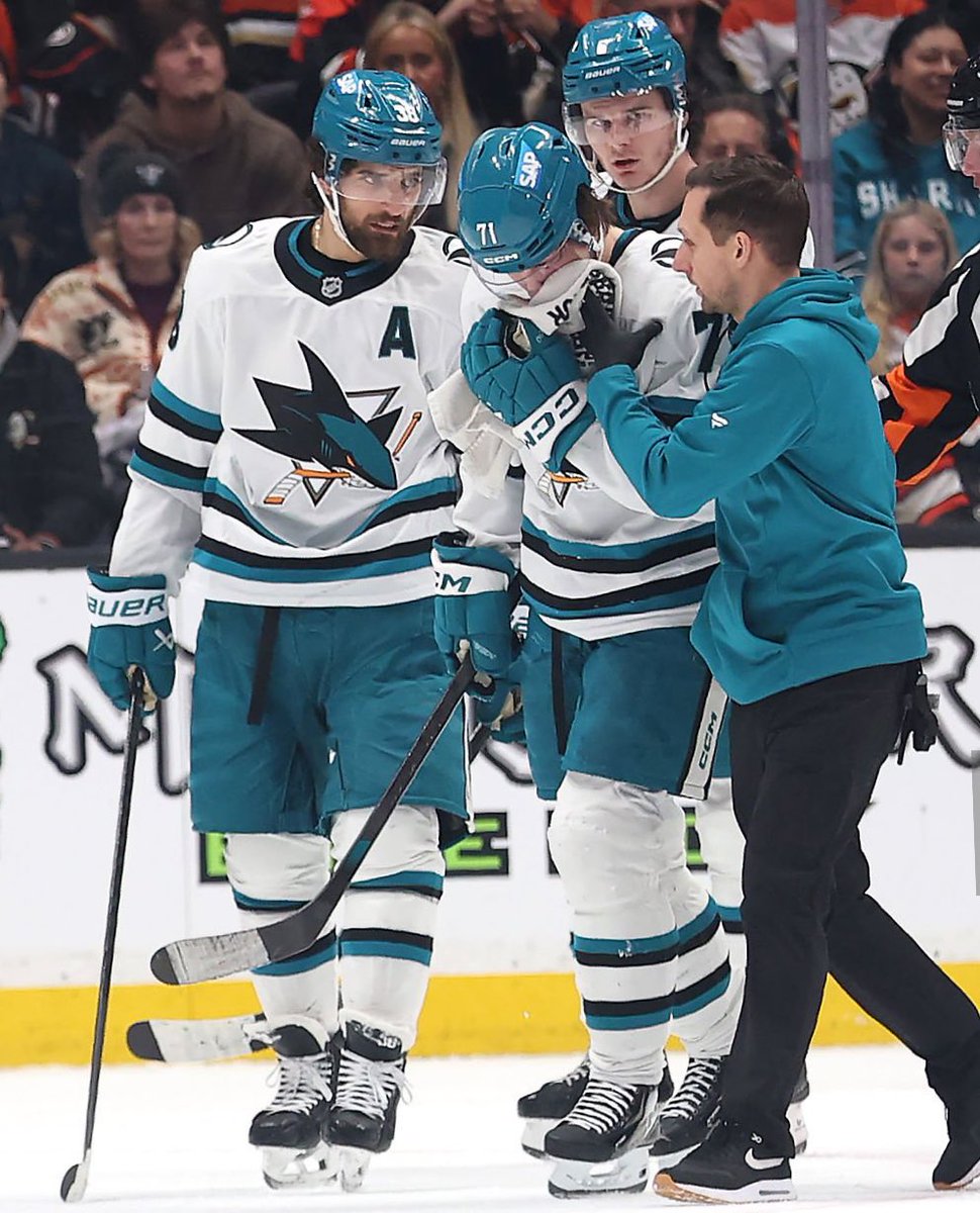 jensens's tweet image. the way the sharks immediately locked in when mack got hit
