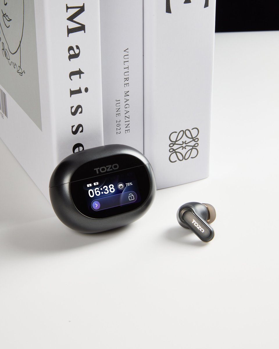 TOZO_OFFICIAL's tweet photo. Sleek, modern, and oh-so-functional! 🌟 Our black TOZO earbuds come with a smart display that keeps you informed at a glance. 

How do you incorporate music into your daily routine? 🎶

#TOZO #NC20Pro #AudioStyle #SmartTech #EverydayMusic #TechInStyle #PortableAudio https://t.co/aHOgC5ZAit