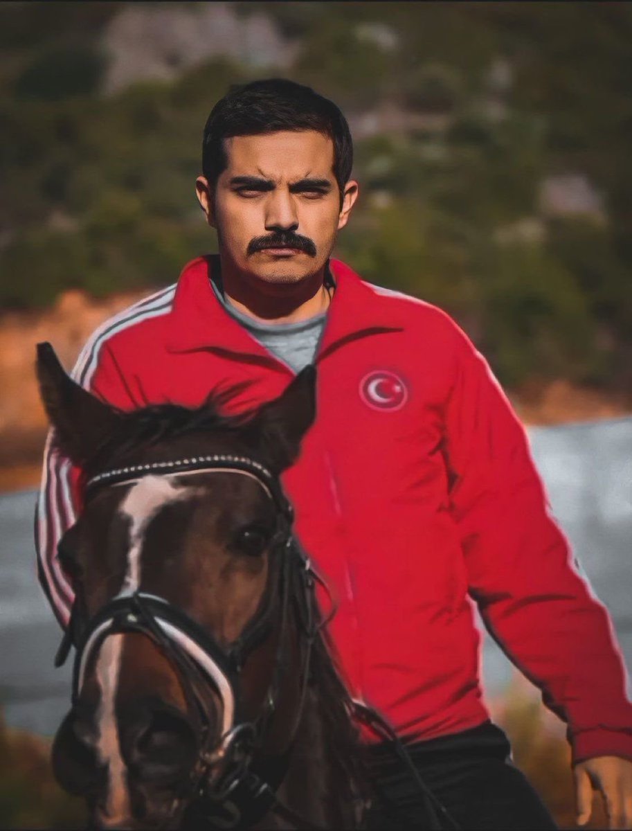 Başkent’in göbeğinde torbacılara öldürtülen Sinan Ateş’i rahmetle anıyoruz.

“Çelik bile sert değil,
Gör ki düşman mert değil,
Ölürüz de dert değil,
Üzer kahpe pusular.”