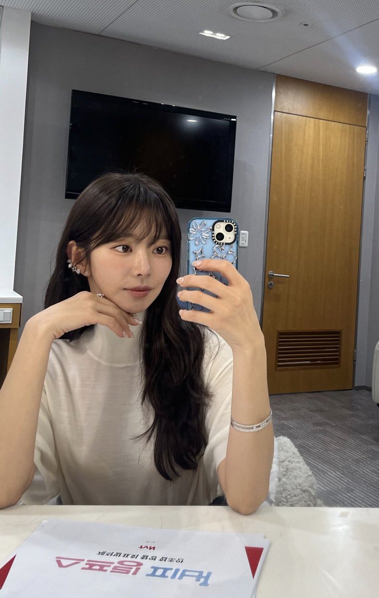 lvizzbeen's tweet image. 옷은심플하게,
하지만 귀에는살벌하게힘줘서 
묘하게 양끼풍기는거ㄴㅁ좋고