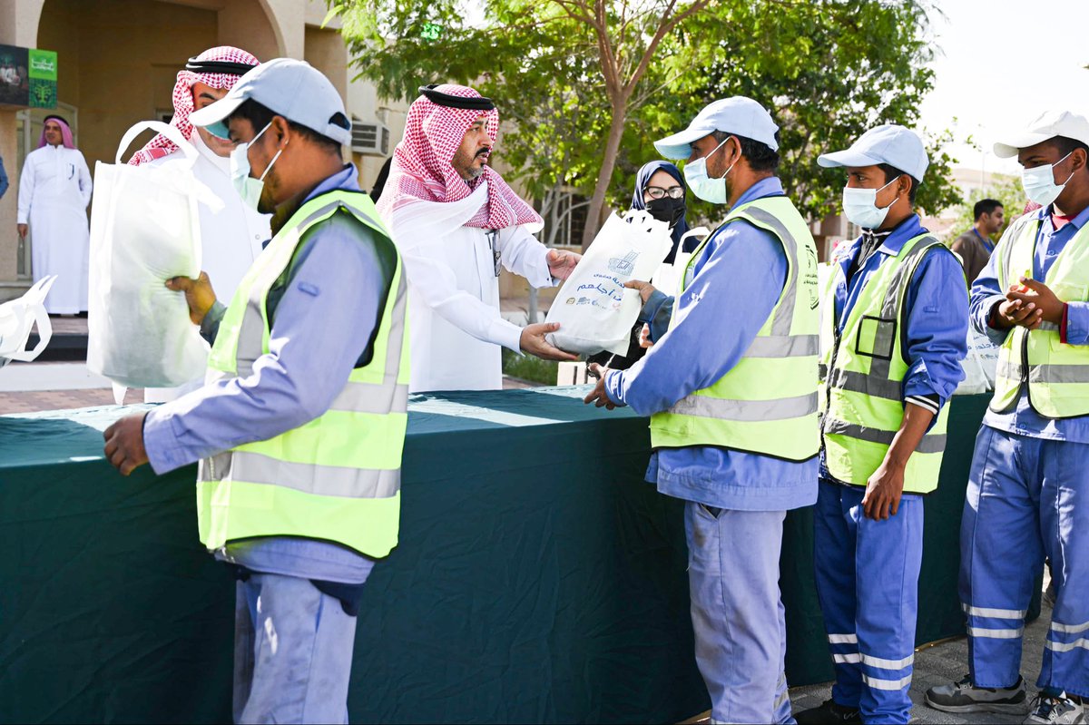 من المهم شكر الانسان ومشاركته مهما كانت وظيفته ،يعكس  هذا التصرف تقدير الآخرين لجهودهم ويشعرهم بقيمة ما يقومون به ، من هنا  كان لنا اليوم لقاء في بلدية صفوى بحضور وكيل البلديات م. فهد البقاعي في فعالية من أجلهم ومشاركة عمال النظافة الفطور الجماعي . ان تكريمهم يلغي مشاعر التهميش