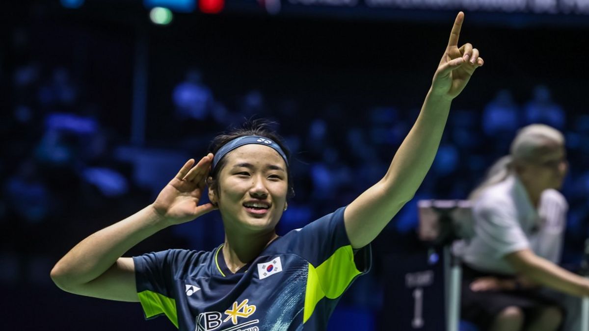 BadmintonR45199's tweet photo. #Stat2025 – Women’s Singles
1⃣🇰🇷An Se Young set several major records in 2025:
• Most matches won & played
• Most Titles/Finals/SF/QF: 11/12/14/15 (73-4)
For comparison:
• 🇨🇳Wang Zhi Yi in 2025: 3/11/11/14 (56-15)
• 🇰🇷An Se Young in 2023: 10/13/16/16 (77-9)
• 🇨🇳Chen Yu Fei in 2023: 4/7/15/16 (64-15)
2⃣🇨🇳Wang Zhi Yi spent the longest time on court: 3538 minutes.
🇰🇷An Se Young: 3479 min
🇮🇩Putri Kusuma Wardani: 3120 min
Wang Zhi Yi’s 3538 minutes is the 3rd longest season in WS history, after 🇰🇷An Se Young’s 4072 and 🇨🇳Chen Yu Fei’s 3,900 (both in 2023).
3⃣🇨🇳Wang Zhi Yi got 8 runner-up in 2025, breaking the former record of 7 held by:
🇨🇳Chen Yu Fei (2022),
🇨🇳Gong Zhi Chao (1997),
🇰🇷Bang Soo Hyun (1995).
She become the player with the most runner-up in a single season.😤
4⃣🇰🇷An Se Young defeated 🇨🇳Wang Zhi Yi 8 times in a row this year.😲 The former record for the "longest winning streak against an opponent in a single season'' was 6:
2006 🇨🇳Lin Dan - 🇮🇩Taufik Hidayat
2011 🇲🇾Lee Chong Wei - 🇩🇰Peter Gade
2022 🇩🇰Viktor Axelsen - 🇮🇩Anthony Ginting
2017 (TPE)Tai Tzu Ying - 🇰🇷Sung Ji Hyun
2018 (TPE)Tai Tzu Ying - 🇨🇳Chen Yu Fei, 🇮🇳Saina Nehwal
2023 🇰🇷An Se Young - 🇨🇳He Bing Jiao, (TPE)Tai Tzu Ying
5⃣🇰🇷An Se Young won 5 Super 750 titles this year. Only 3 players have more or equal this number in their entire careers: 🇨🇳Chen Yu Fei (6), 🇯🇵Akane Yamaguchi (5), (TPE)Tai Tzu Ying (5).
6⃣🇰🇷An Se Young recorded two great winning streak in 2025:
27 (Malaysia Open - Singapore Open QF),
20 (Denmark Open - World Tour Final, ongoing).
7⃣🇰🇷An Se Young's prize money of 2025 is: $1,003,175.
In badminton history, only 18 singles players and 7 doubles players have earned over $1M in their entire careers.🤯
8⃣Win rate ranking of 2025 (main players)
1. 94.81% 🇰🇷An Se Young
2. 87.88% 🇨🇳Chen Yu Fei
3. 78.87% 🇨🇳Wang Zhi Yi
4. 77.78% 🇯🇵Akane Yamaguchi
5. 71.67% 🇨🇳Han Yue
6. 70.18% 🇹🇭Pornpapwee Chochuwong
7. 66.67% 🇯🇵Nozomi Okuhara, 🇮🇩Putri Kusuma Wardani, 🇮🇳Unnati Hooda
10.65.0% 🇹🇭Ratchanok Intanon