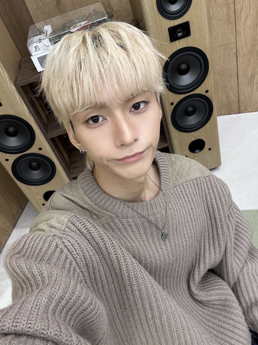 XH_official's tweet image. 오드가 부른 “엑소 선배님들의 첫 눈” 들으시고
올 한 해 잘 마무리하시고 새해도 행복하게 맞이하세요오

#XdinaryHeroes 
#Ode #오드