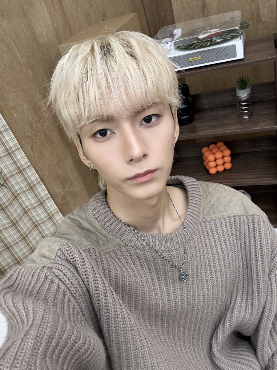 XH_official's tweet image. 오드가 부른 “엑소 선배님들의 첫 눈” 들으시고
올 한 해 잘 마무리하시고 새해도 행복하게 맞이하세요오

#XdinaryHeroes 
#Ode #오드