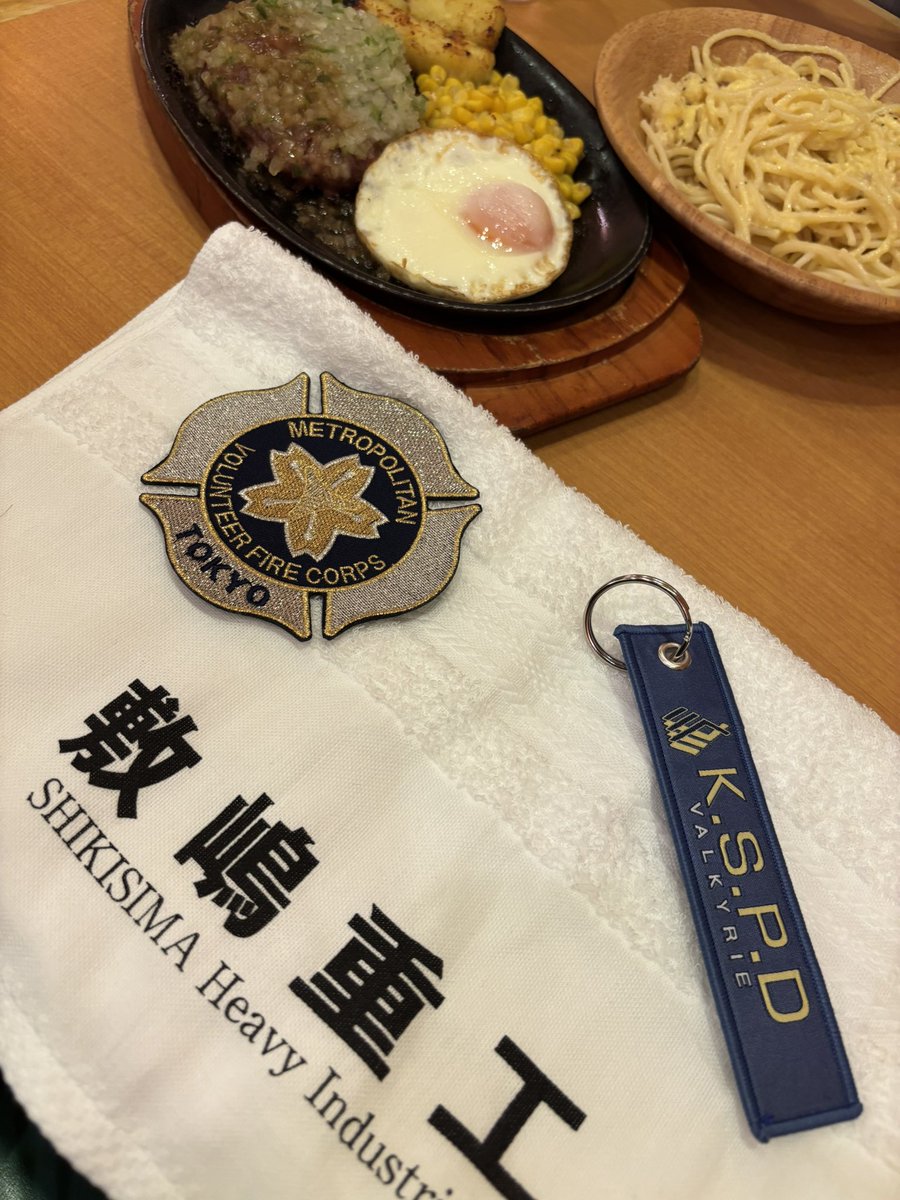 FireFront119's tweet image. コミケ一日目終了
敷嶋重工タオルがさっそく大活躍！

特別区消防団ワッペンやKSPDペンダントもゲットできたはいいもののマジで暑くて疲れた…！！
#C107