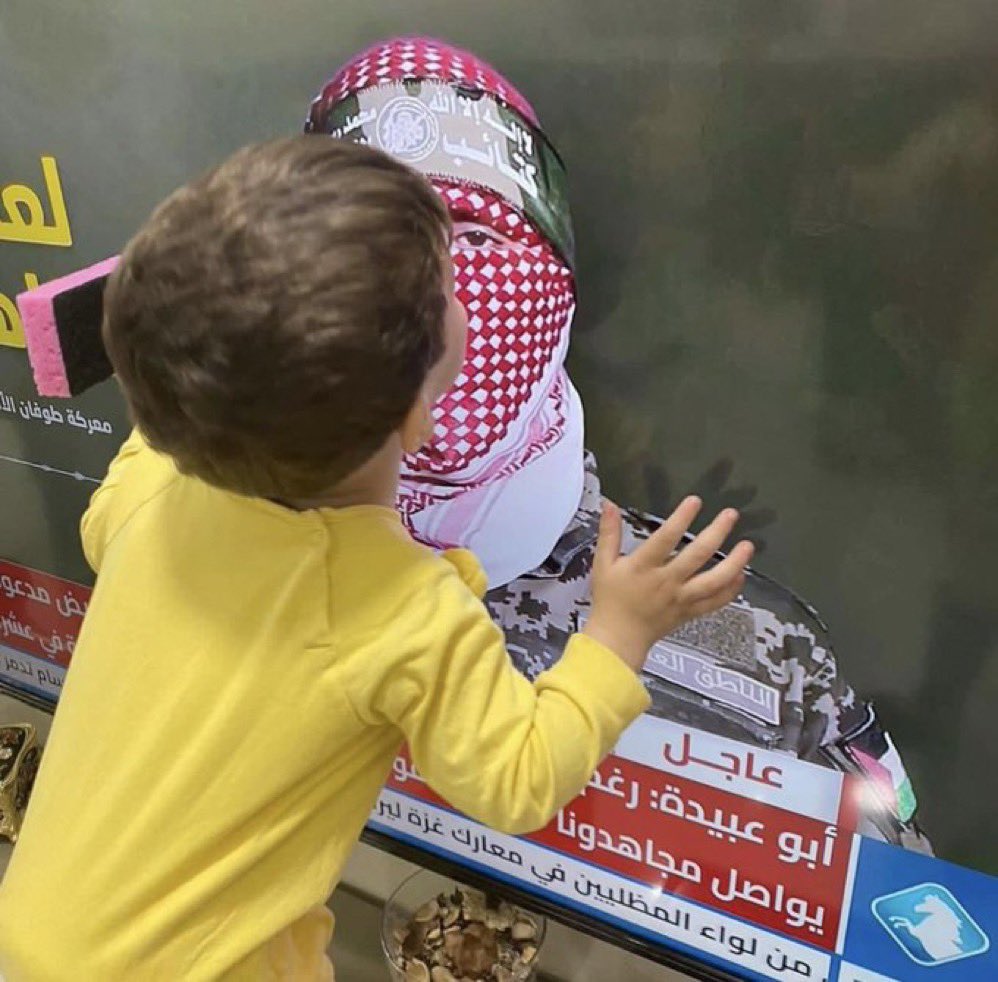 Çocuklarımızın küçük gönüllerinin büyük kahramanıydın. Dünyalarını aydınlattın aşıladığın Kudüs bilinciyle.. 'Ben Ebu Ubeyde'yim' diye yüzlerinde kefiyeyle gezerek oynadılar günler boyu..

Gençlerimizin yüreğinde filizlenen bir isim oldun. Büyük komutan, muazzez şehid!