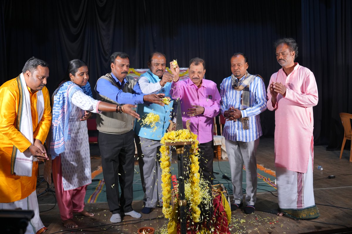 JanapadaAcademy's tweet photo. ಕರ್ನಾಟಕ ಜಾನಪದ ಅಕಾಡೆಮಿಯ ವತಿಯಿಂದ ದಿನಾಂಕ 27-12-2025ರಂದು ಮೈಸೂರಿನ ಕಲಾಮಂದಿರದ ಕಿರುರಂಗಮಂದಿರದಲ್ಲಿ ಏರ್ಪಡಿಸಲಾಗಿದ್ದ "ಶರಣೆಂದೆ ಭೂಮಿ ತಾಯಿಗೆ" (ಜಾನಪದ ಗಾಯನ ಮತ್ತು ಕಲಾ ಪ್ರದರ್ಶನ) ಕಾರ್ಯಕ್ರಮದ ಛಾಯಾಚಿತ್ರಗಳು. https://t.co/fLcSLckpHX