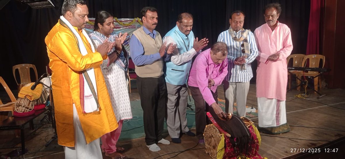 JanapadaAcademy's tweet photo. ಕರ್ನಾಟಕ ಜಾನಪದ ಅಕಾಡೆಮಿಯ ವತಿಯಿಂದ ದಿನಾಂಕ 27-12-2025ರಂದು ಮೈಸೂರಿನ ಕಲಾಮಂದಿರದ ಕಿರುರಂಗಮಂದಿರದಲ್ಲಿ ಏರ್ಪಡಿಸಲಾಗಿದ್ದ "ಶರಣೆಂದೆ ಭೂಮಿ ತಾಯಿಗೆ" (ಜಾನಪದ ಗಾಯನ ಮತ್ತು ಕಲಾ ಪ್ರದರ್ಶನ) ಕಾರ್ಯಕ್ರಮದ ಛಾಯಾಚಿತ್ರಗಳು. https://t.co/fLcSLckpHX