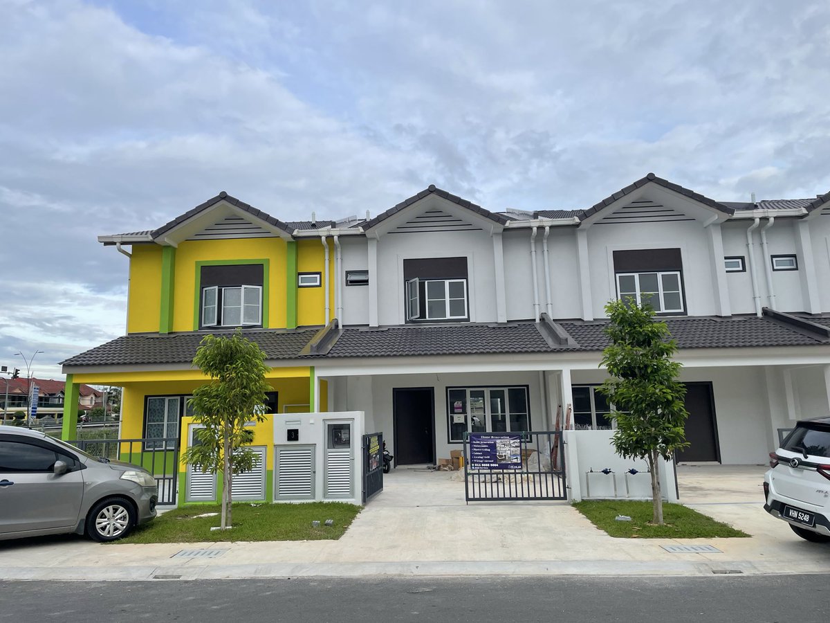 nazeef89's tweet photo. Dah nasib dapat jiran tenant taska, nak buat camne. Lagipun sini individual title, bukannya strata. Walaupun sakit mata, lantak kome la nak cat kaler apa pun. Tapi… https://t.co/T6f1SW4XPp