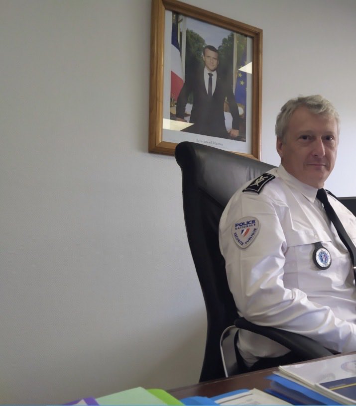 LilianeR519950's tweet image. Philippe Friedrich, le braqueur d'agriculteur :
"Né à Strasbourg (Alsace), il a débuté sa carrière dans la Police nationale française en 1996 comme lieutenant à Paris. Il est ensuite retourné à Strasbourg comme chef de division à la direction départementale de la sécurité. Son…