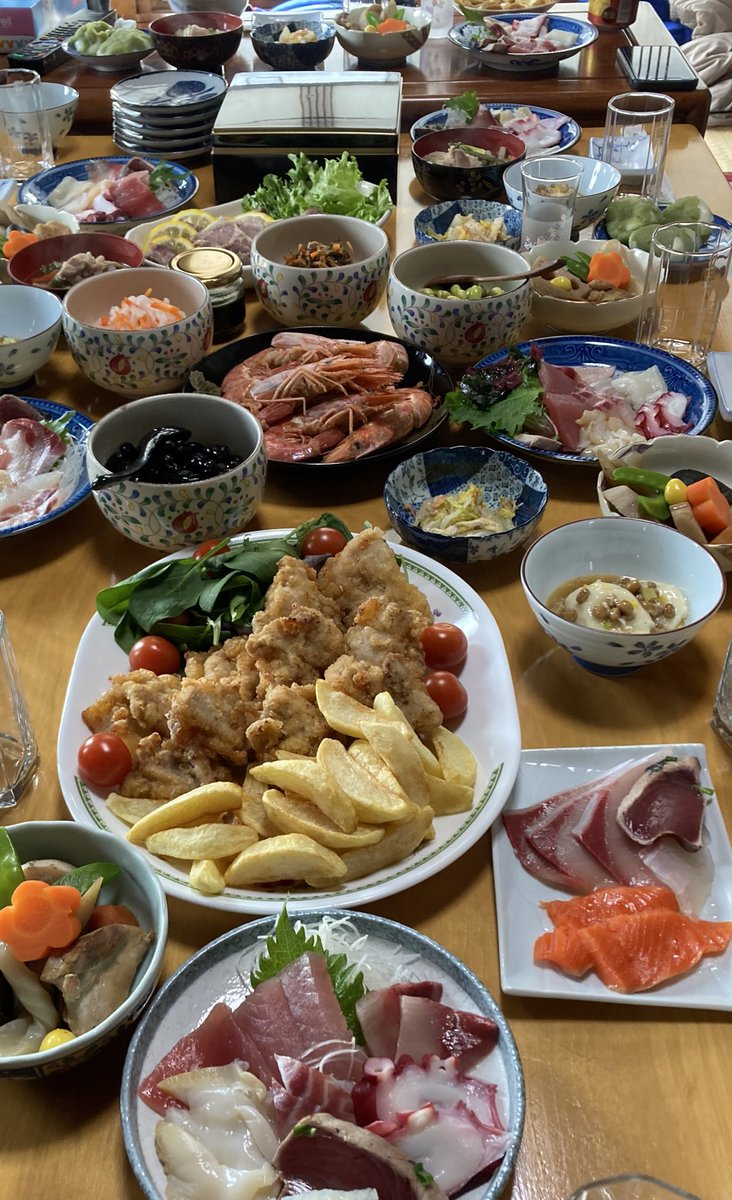 これ去年の実家のおせち🥺
母の料理力やべぇよね

子どもの頃は「私も結婚したら作るんだ✨」とか夢見てたけど、無理&amp;無理🥺

余った焼豚を貰って帰って後日炒飯に入れるのが恒例で、これまた美味いのだ…