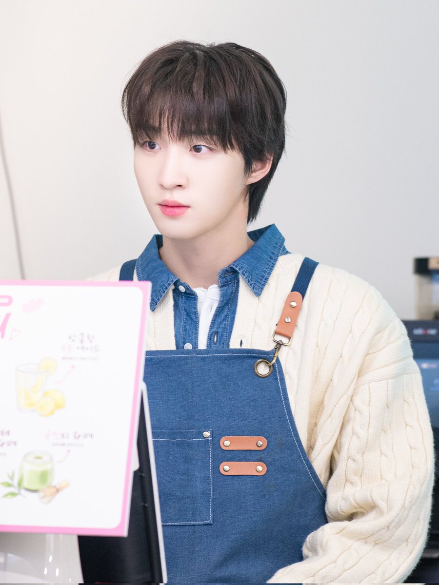 MySecretVampire's tweet photo. #거뱀어 🧛🏻 #MySecretVampire
<거짓말, 뱀파이어가 어디 있어?> Special CAFE & FAN SIGN EVENT 🩸
설렘 맛집 현장.zip 📸(5)

다정한 눈빛에 비율까지 완벽 ──★ ˙ ̟ 👔✨
숨만 쉬어도 청춘 로맨스 화보 비주얼📸💯

#거짓말뱀파이어가어디있어 #거뱀어 #MySecretVampire
#이주영 #leejuyoung #Drama #BL