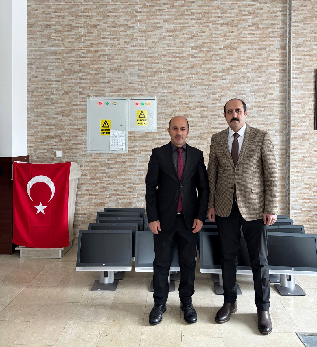 Bölge Müdürlüğümüze ait 20 Adet bilgisayar, Bölge Müdürlüğümüz adına Arıcak Tapu Müdürümüz Sn Fatih BALIK tarafından, Arıcak İlçe Milli Eğitim Müdürü Sn Ali BERKEN’ e bağlı okullarda kullanılmak üzere teslim edilmiştir. Tüm öğrencilerimize başarılar dileriz.<a href="/Aricak_MEM/">Arıcak İlçe Millî Eğitim Müdürlüğü</a> <a href="/tkgmgovtr/">Tapu ve Kadastro</a>