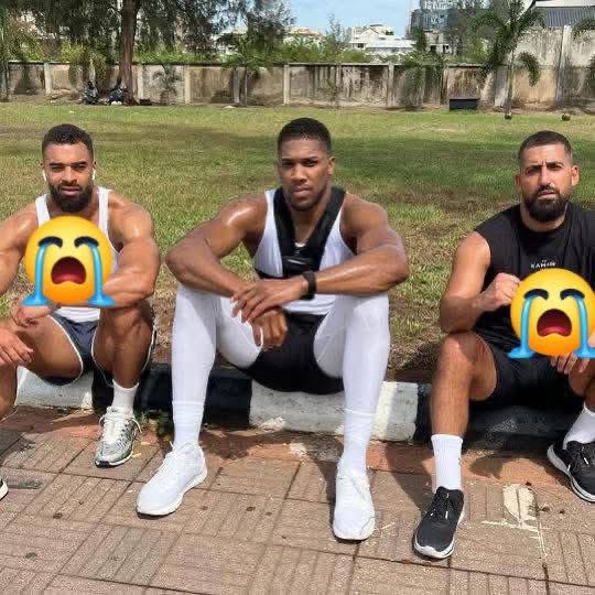 ManassePopito's tweet photo. 🚨 Tragédie pour  le b0xeur Anthony Joshua 😭  Il a p€rdu ses deux amis et c0llaborateurs, Sina et Latz, dans un acc!dent de la r0ute au Nigeria. Le b0xeur britannique s'en s0rt avec des bl€ssures min€ures, mais c'est un ch0c pour lui et le m0nde de la b0xe. https://t.co/H0RSHSEuYw