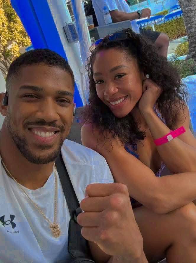 ManassePopito's tweet photo. 🚨 Tragédie pour  le b0xeur Anthony Joshua 😭  Il a p€rdu ses deux amis et c0llaborateurs, Sina et Latz, dans un acc!dent de la r0ute au Nigeria. Le b0xeur britannique s'en s0rt avec des bl€ssures min€ures, mais c'est un ch0c pour lui et le m0nde de la b0xe. https://t.co/H0RSHSEuYw