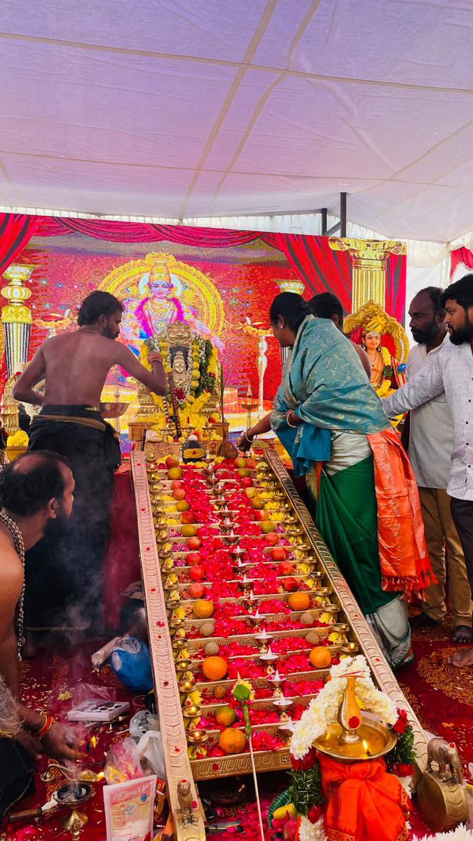 BandaKarthika's tweet photo. శ్రీ హరిహరపుత్ర అయ్యప్ప స్వామి కృపతో
భక్తి శ్రద్ధలతో నిర్వహించిన,చంద్రగిరి వేణుగోపాల చారి గారి ఆహ్వాన మేరకు
18వ పడిపూజ మహోత్సవం అడ్డగుట్ట లో పాల్గొనడం జరిగింది🙏
స్వామియే శరణం అయ్యప్ప 🚩
#ayyappapooja
#secunderabad https://t.co/jaB48IQE4b