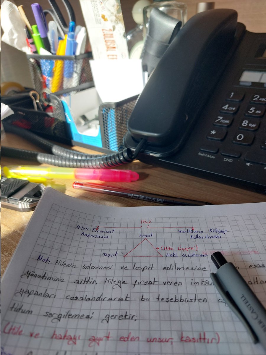 Çalışırken bile her fırsatta not yazıyorum millet de sanıyor ki çalışkanım🥴 Notlarımı geçmeyi son güne bıraktığımı bilmiyorlar tabii🤦‍♀️