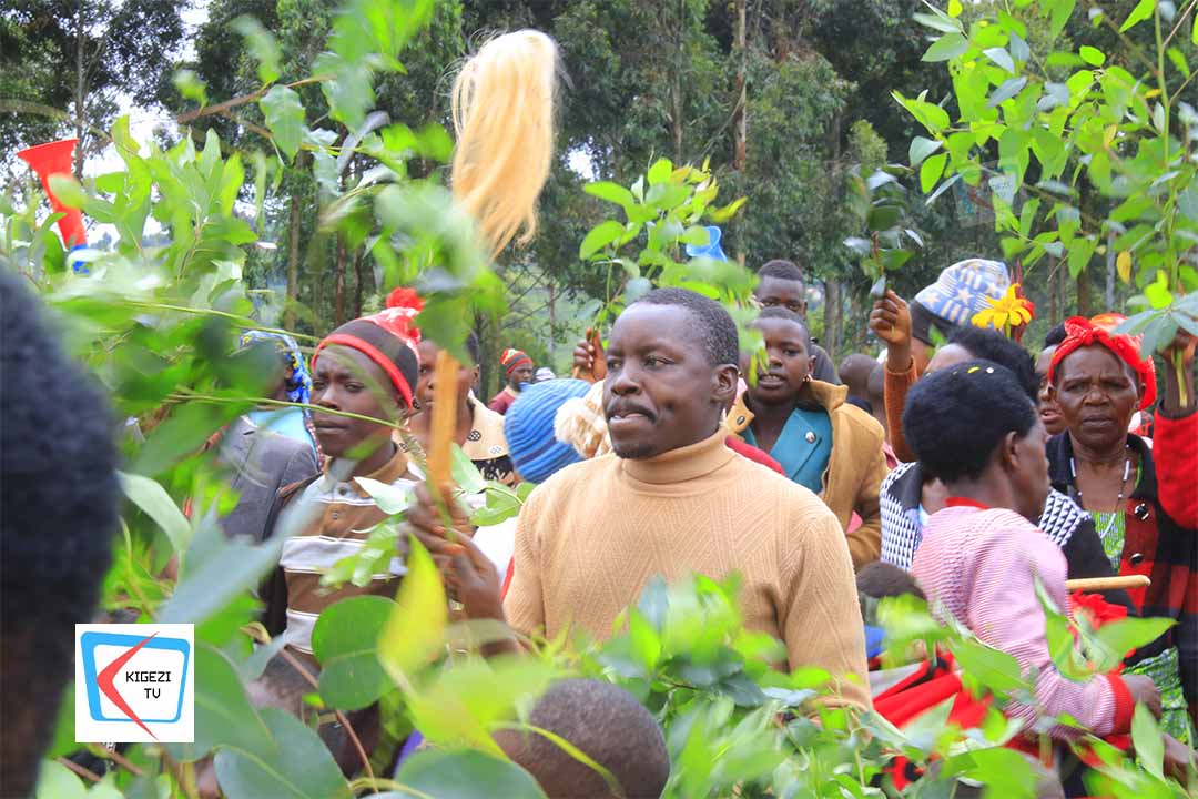 KigeziTv's tweet photo. #HappeningNow
Hon. Eliab Naturinda Mporera the Ndorwa West NRM Flagbearer has received a heroic welcome in Hamuhambo Cell, Hamuhambo Ward where he is meeting residents from Makanga, Kigarama B, and Hamuhambo Cells as he launches his campaign in Ryakarimira Town Council. https://t.co/uqTLBl5zbM
