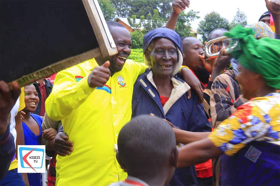 KigeziTv's tweet photo. #HappeningNow
Hon. Eliab Naturinda Mporera the Ndorwa West NRM Flagbearer has received a heroic welcome in Hamuhambo Cell, Hamuhambo Ward where he is meeting residents from Makanga, Kigarama B, and Hamuhambo Cells as he launches his campaign in Ryakarimira Town Council. https://t.co/uqTLBl5zbM