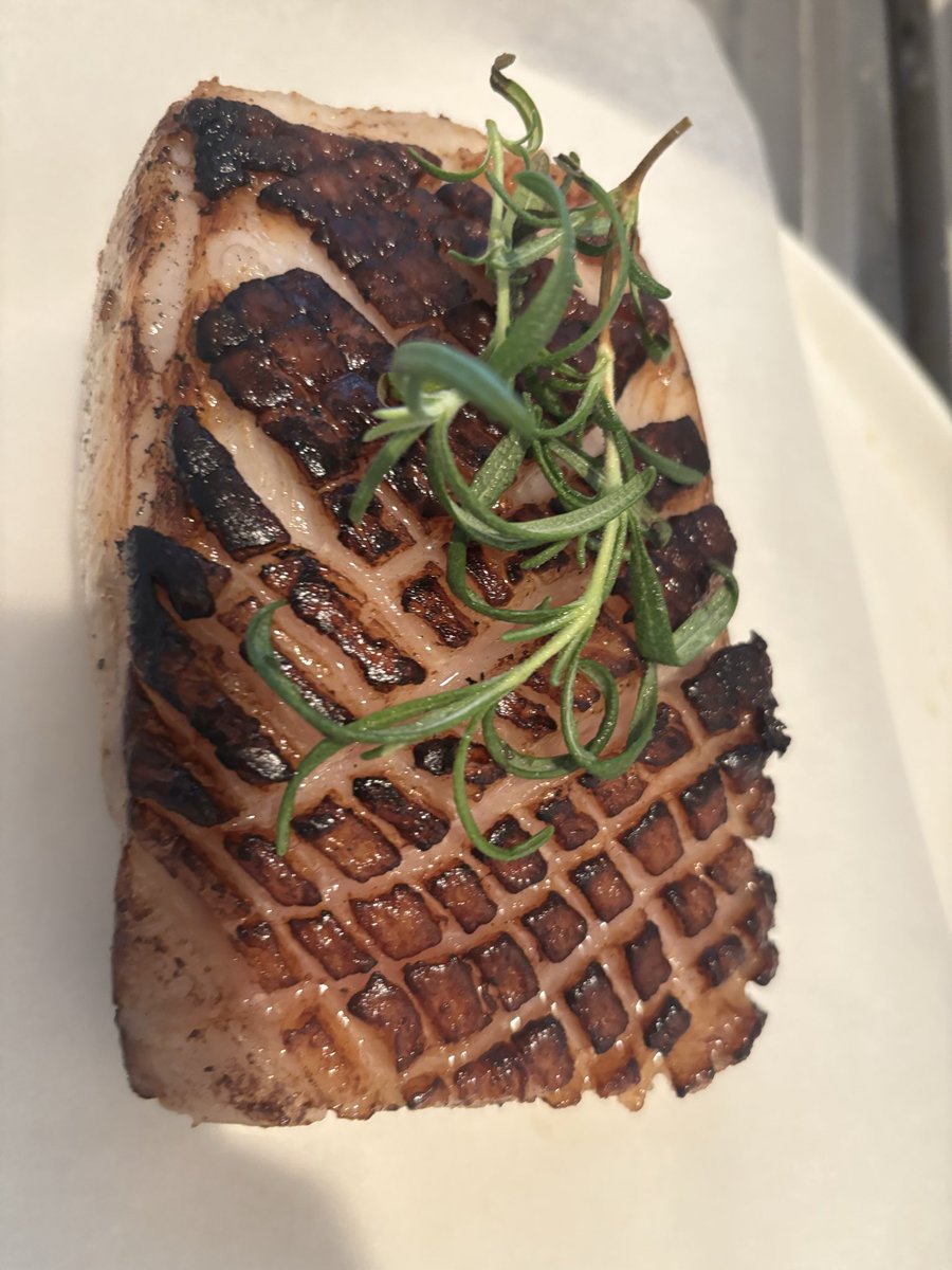 色々してオーブンに突っ込む。塊肉楽しい😀