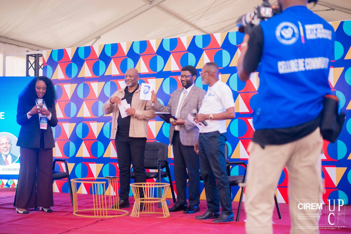 paul_tsasa's tweet image. Certes, je suis un jeune professeur, mais je reste très attaché à la vieille école, l’école des anciens... J’espère donc que, lors de mon passage au Village des Opportunités, je n’avais pas refroidi l’ambiance.
Voici ce que j’ai dit aux jeunes lors de ces assises : 

1.1/ La…