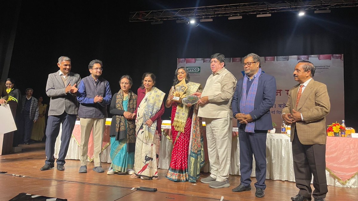 KiritkrJPatel's tweet photo. वर्ष 2025 के ‘इफको युवा साहित्य सम्मान’ से युवा रचनाकार श्रीमती अंकिता जैन को सम्मानित किया गया। इफ़को के माननीय अध्यक्ष श्री दिलीप संघाणी जी @Dileep_Sanghani जी ने श्रीमती अंकिता जैन को सम्मानित किया। छत्तीसगढ़ से आने वाली अंकिता जी ने अपनी पुस्तक “ओह रे ! किसान” में कृषक जीवन की विडंबनाओं शामिल किया है। वे ऐसे ही सृजनरत रहें, इफको परिवार की ओर से उन्हें शुभकामनाएँ।