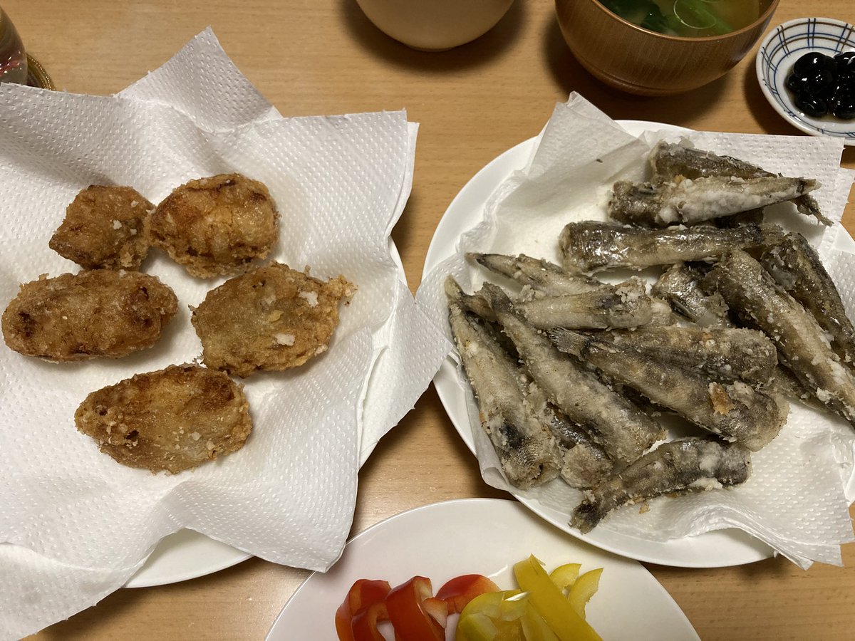 dokta's tweet image. いわき土産、メヒカリとアンコウの唐揚げに会津若松の酒を合わせていく