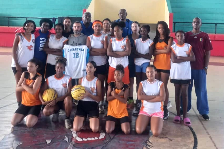 FCBQ's tweet photo. #BQSolidari🏀 / L’FCBQ col·labora amb el projecte solidari de bàsquet de base de Villa Clara (#Cuba)
👕 L’ONG Alkaria i l’Ajuntament de Santa Perpètua de Mogoda participen en una acció de cooperació esportiva a la província cubana de Villa Clara.
➡️ https://t.co/IdW4z5ZorH https://t.co/T54jUXvPSz