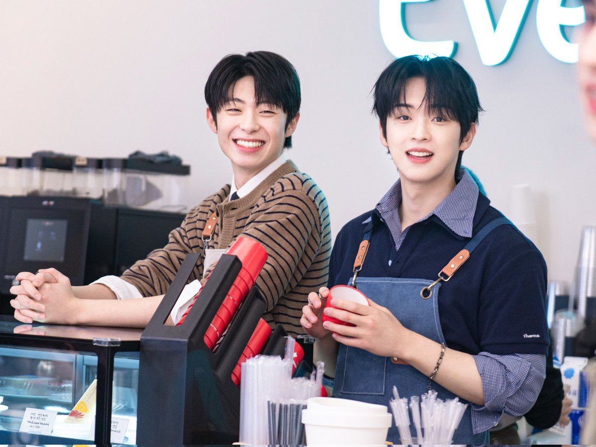 MySecretVampire's tweet photo. #거뱀어 🧛🏻 #MySecretVampire
<거짓말, 뱀파이어가 어디 있어?> Special CAFE & FAN SIGN EVENT 🩸
케미 맛집 현장.zip 📸(3)

📐얼굴 천재 × 얼굴 천재 =  설렘 케미 무한대 ♾️ 폭발 💥
Q.E.D. 증명 완료 📝

#거짓말뱀파이어가어디있어 #거뱀어 #MySecretVampire
#유신 #yusin #박동주 #parkdongju #Drama #BL