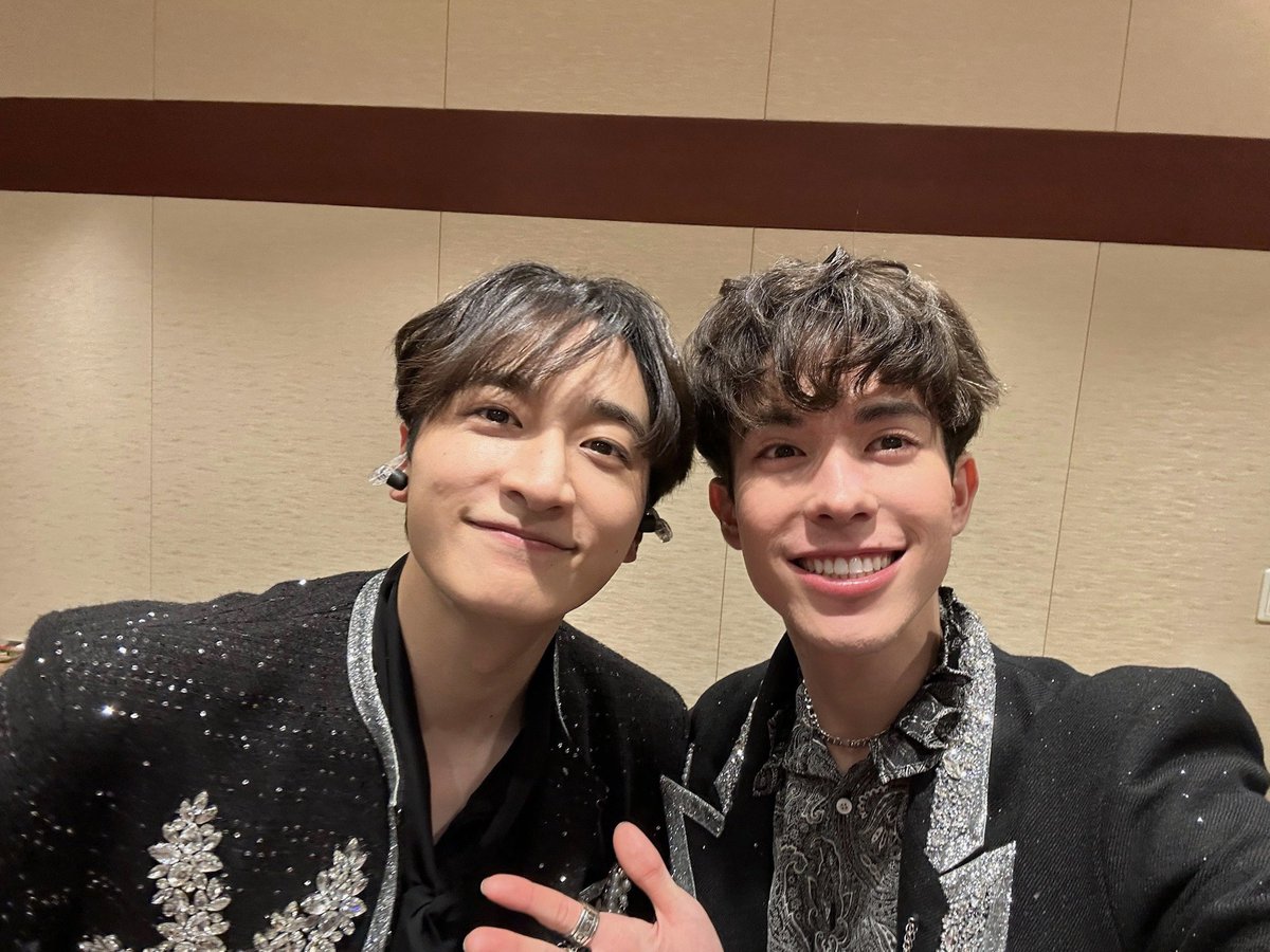 Misato_H213's tweet photo. Amuse Presents 20th Anniversary ULTRA HANDSOME LIVE 2025"ZERO"

大好きな先輩方と沢山お写真撮らせていただきました!!
撮れなかった方々もいて悲しいです、、🥲

いつか先輩方みたいになれるようにがむしゃらに頑張ります(ง •̀_•́)ง
⁡
みさと
⁡
#ハンサムライブ
#チームハンサム
#ハンサム20th https://t.co/gd1TaJsvQy