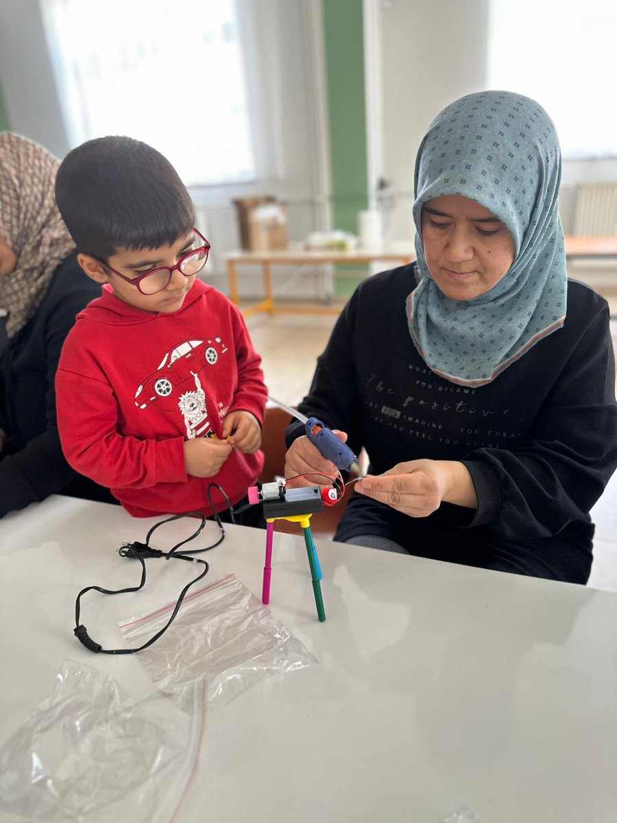 Birlikte öğrendik, birlikte ürettik.
Gerçekleştirdiğimiz veli–çocuk “Ressam Robot” atölyesinde aileler ve çocuklar el ele vererek robotlarını yaptı, renklerle özgün çalışmalar ortaya koydu. Katılan tüm velilerimize teşekkür ederiz.
<a href="/yesilyurtmem44/">Yeşilyurt İlçe Millî Eğitim Müdürlüğü / MALATYA</a> 
<a href="/canerguler44/">Caner Güler</a>