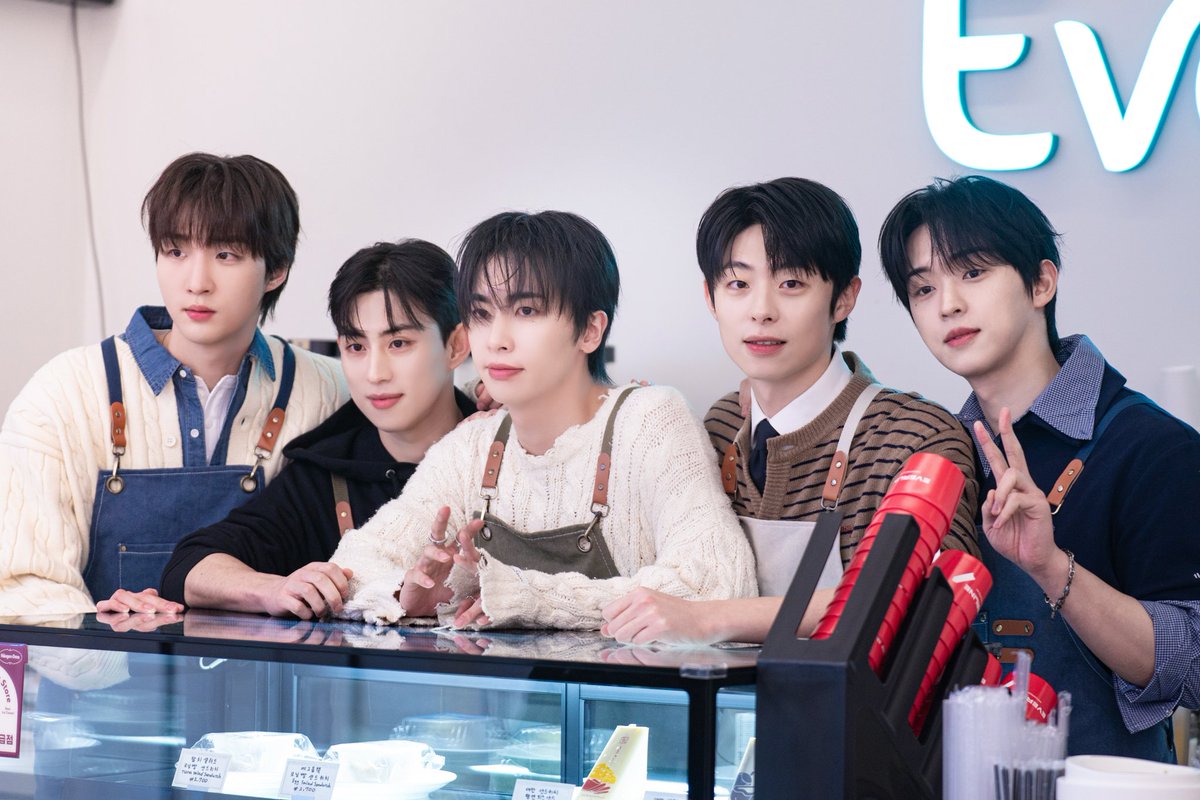 MySecretVampire's tweet photo. #거뱀어 🧛🏻 #MySecretVampire
<거짓말, 뱀파이어가 어디 있어?> Special CAFE & FAN SIGN EVENT 🩸
케미 맛집 현장.zip 📸(4)

🎬 함께해서 더 즐거웠던! 💫
🧛🏻💓 치명적인 설렘과 케미 가득한 현장⚡˒◦⋆
#팀거뱀어 만나러 와주셔서 감사합니다 ⸜(｡˃ ᵕ ˂ )⸝💕

#거짓말뱀파이어가어디있어 #거뱀어 #MySecretVampire
#유신 #박동주 #이태형 #이동열 #이주영 #yusin #parkdongju #leetaehyeong #leedongyeol #leejuyoung#Drama #BL