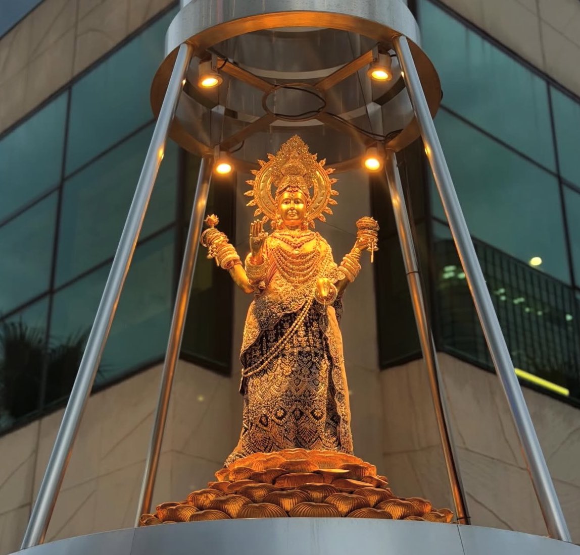 b_xxnlin_'s tweet image. ขอบารมี #พระแม่ลักษมี ประทานพร โชคลาภ ใครเลื่อนมาเจอทวิตนี้ - เมนชั่น 99 🪷

“แล้วอธิษฐาน ขอให้องค์พระแม่ประทานพรให้ทุกท่านค่ะ”