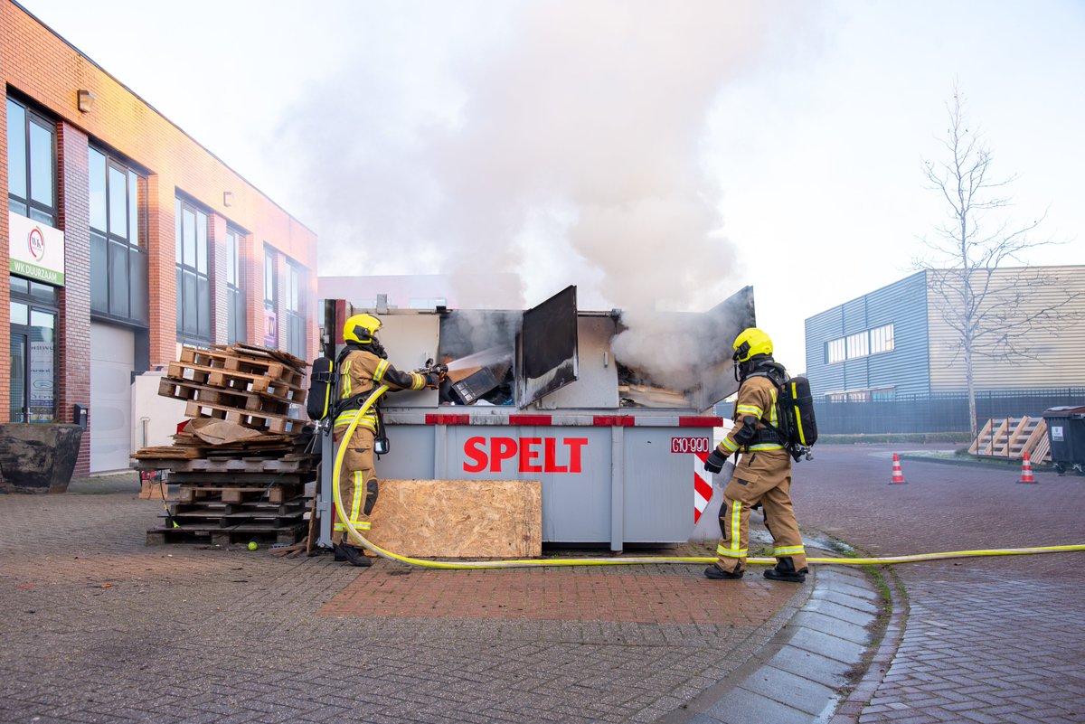 Afvalcontainer in brand op bedrijventerrein in Gorinchem: facebook.com/hulpdienstengo…