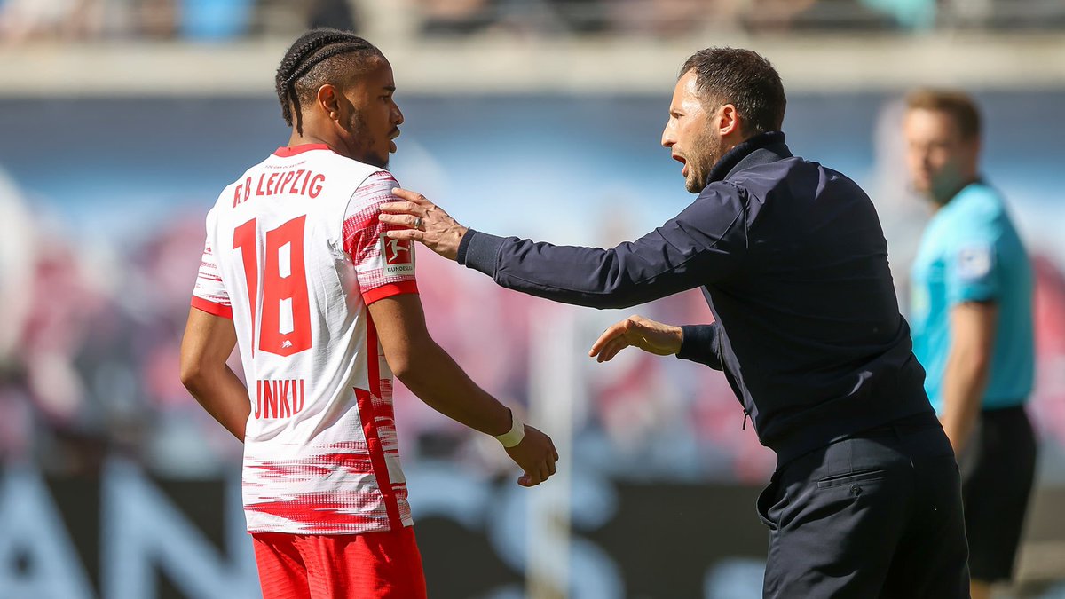 🟡🔵 Christopher Nkunku, Tedesco yönetiminde forma giydiği 38 maçta 27 gol 14 asistlik harika bir performans sergiledi ve sonrasında 60M euroya Chelsea'ye transfer oldu. Hoca, yola tanıdık bir isimle devam edecek gibi gözüküyor.