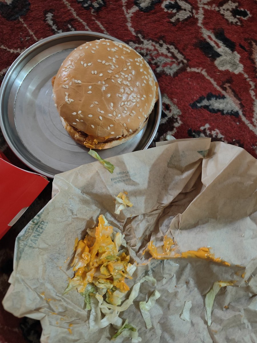 ekantvasi's tweet photo. @McDonalds @mcdonaldsindia I have received the wrong order The burger order was without lettuce but there was Lettuce inside, instead of sprite i have received soda and fries were not appropriate. https://t.co/JWVle1KqI1