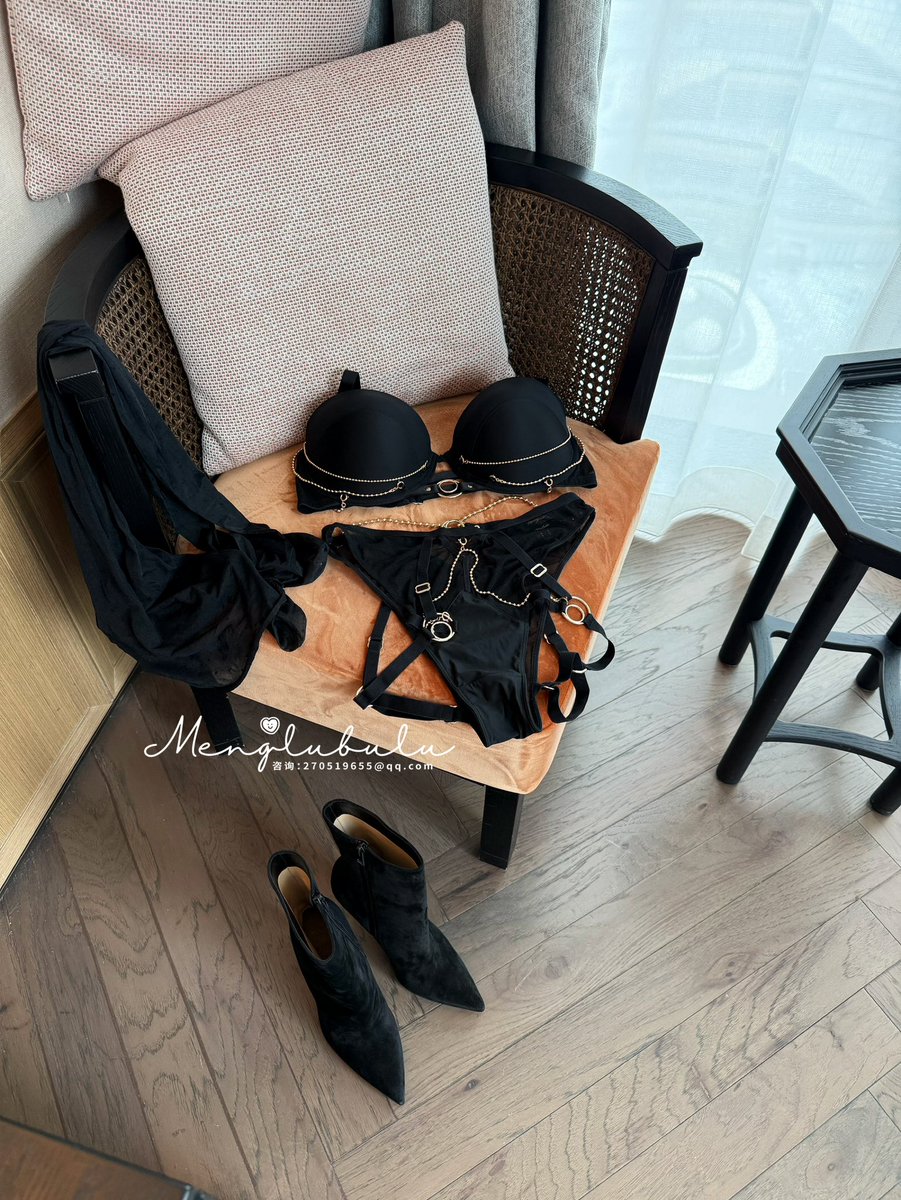 k20180711's tweet photo. 虽迟但到

#HoneyBirdette
#christianlouboutin 
#blackstockings #stockinglovers #legs https://t.co/G5Yy4AH4rn
