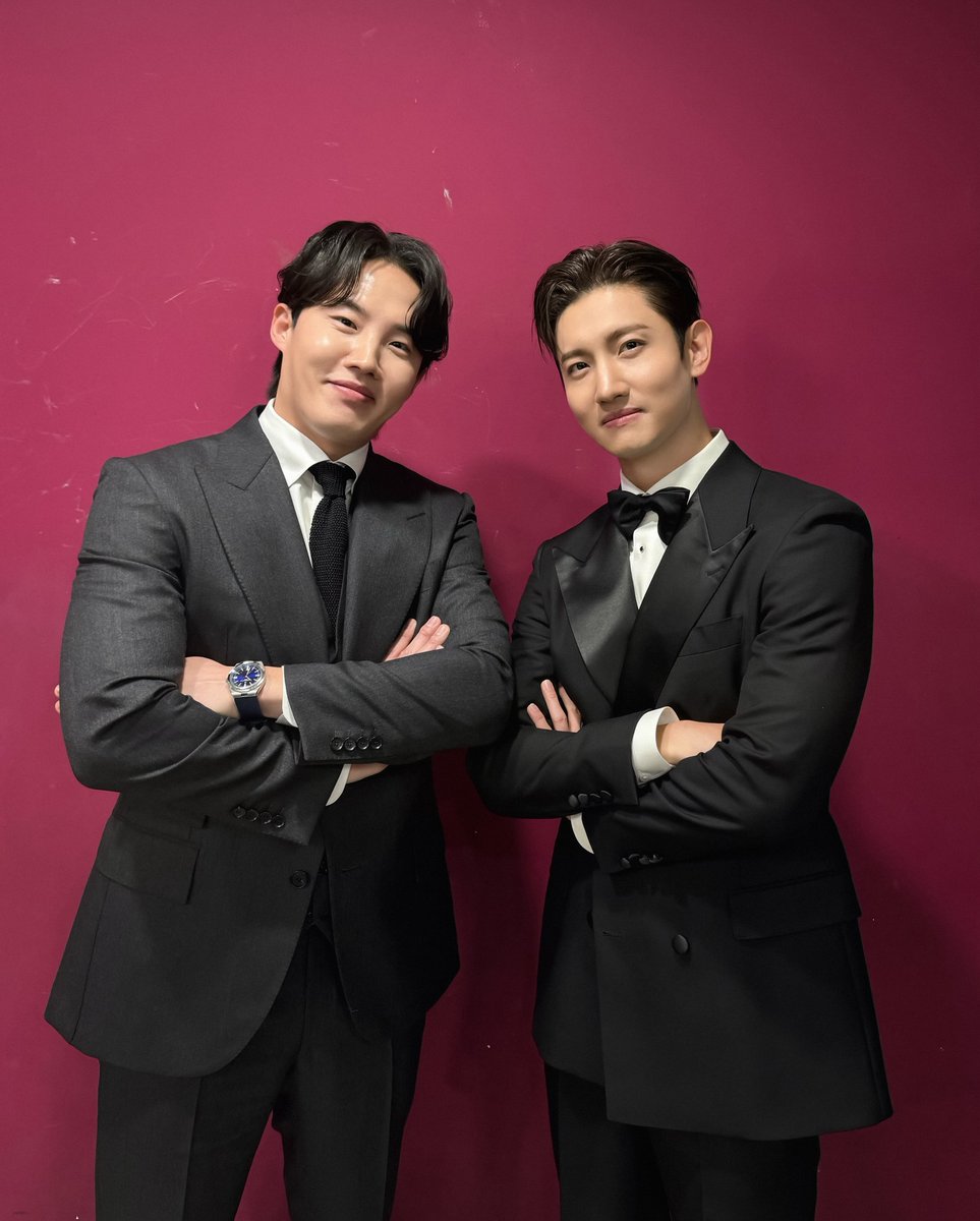 「#東方神起」#チャンミン、惚れ惚れするようなタキシード姿…「#SHINee」#ミンホ とのツーショットは2倍まぶしい 
🔗korepo.com/archives/16225…