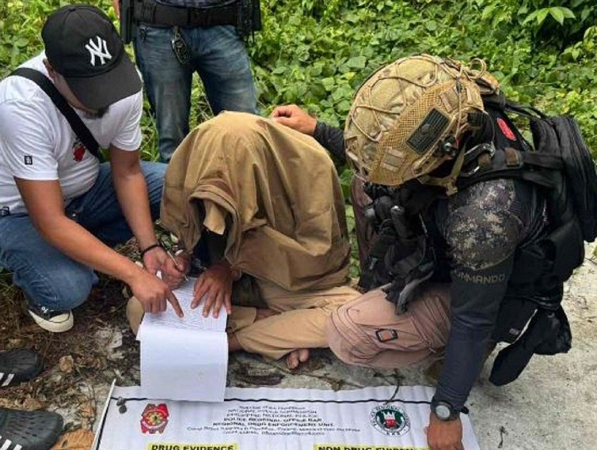 TracTerrorism's tweet photo. Shabu Dealer Linked to the #Maute (ISEA) Group Captured in Barangay #Alamada, Sultan Kudarat, Maguindanao del Norte, #Mindanao, #Philippines
https://t.co/5MNi22s4Ua https://t.co/RDMzUYS3w0
