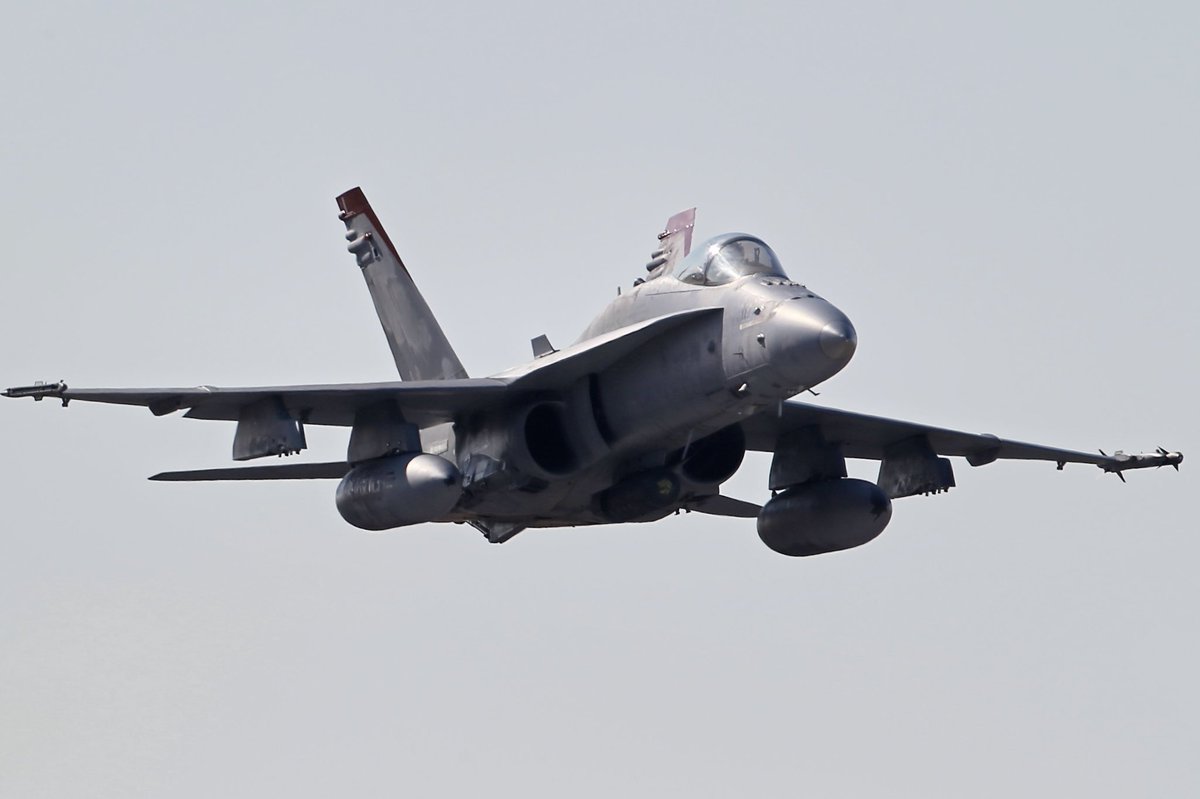 CrystalNova51's tweet photo. Dec 30,2025, Atsugi Air Base. 
I'm here to have a For fun...Second day
#11...🤞
#厚木基地
#reddevil
#vmfa232
#atsugi
#fa18 https://t.co/a5xCVApKcu