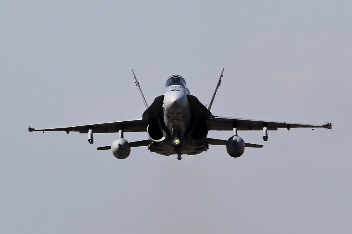 CrystalNova51's tweet photo. Dec 30,2025, Atsugi Air Base. 
I'm here to have a For fun...Second day
#11...🤞
#厚木基地
#reddevil
#vmfa232
#atsugi
#fa18 https://t.co/a5xCVApKcu