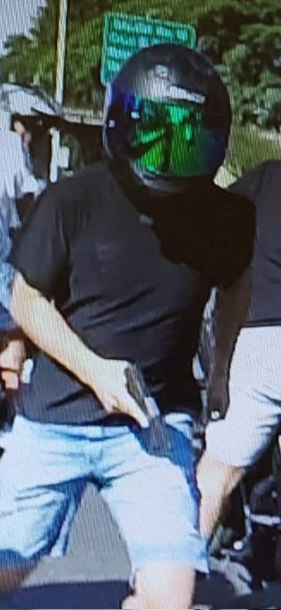 Dedo fuera del gatillo, sin tatuajes, ropa limpia. Policias en acción....