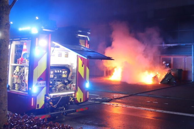 HBeredskab's tweet photo. Nytårsaften er altid travl for os og de andre blå blink 🚒🚑🚓
Men du kan hjælpe os, så vi bruger kræfterne rigtigt:
- Ring kun☎️112 hvis du har brug for akut hjælp med blå blink.
- Fjern affald og containere der er tæt på bygninger🔥
- Affyr dit nytårskrudt i afstand til personer og bygninger🔥
- Hold aldrig fyrværkeri i hånden💥
- Brug sikkerhedsbriller, også hvis du kigger på
- 🥸
- Hold afstand til kajkanten når du går hjem🛟
Vi ønsker alle et godt og sikkert nytår, pas godt på hinanden!🥳
#nytår2025 #fyrværkeri #hbr #tænkførdutænder