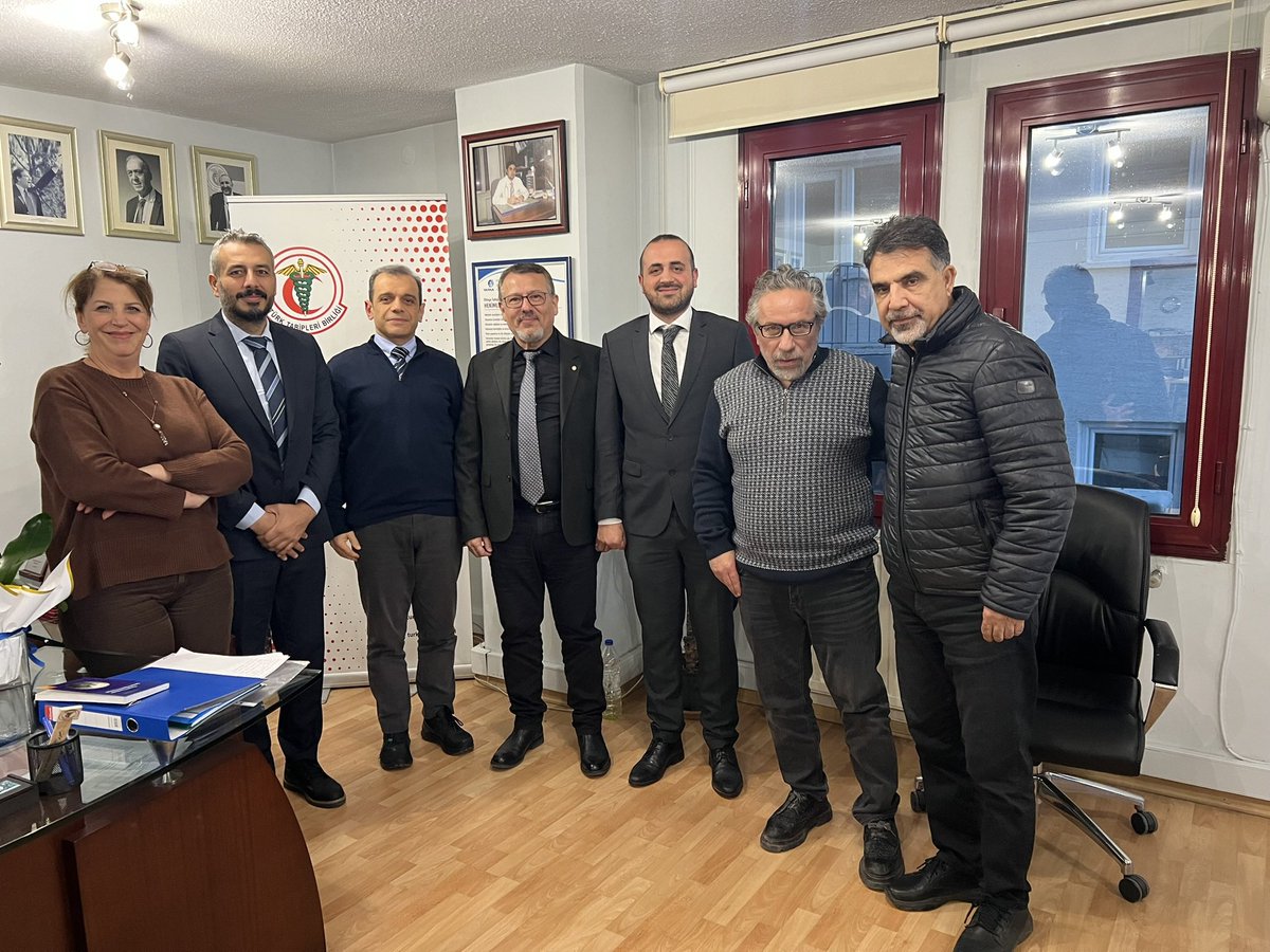 hekim_birligi's tweet photo. Hekim Birliği Sendikası Genel Başkan Yardımcılarımız İlkay Özge, Sedat Özbay, Emrah Şahin ve Burak Taşdemir, Türk Tabipleri Birliği’ni ziyaret etmiştir.

Görüşmede hekimlik mesleğine ve sağlık sistemine ilişkin konularda karşılıklı fikir alışverişinde bulunulmuştur.

Misafirperverlikleri için TTB Başkanı Dr. Alpay Azap’a teşekkür ederiz.
@ttborgtr