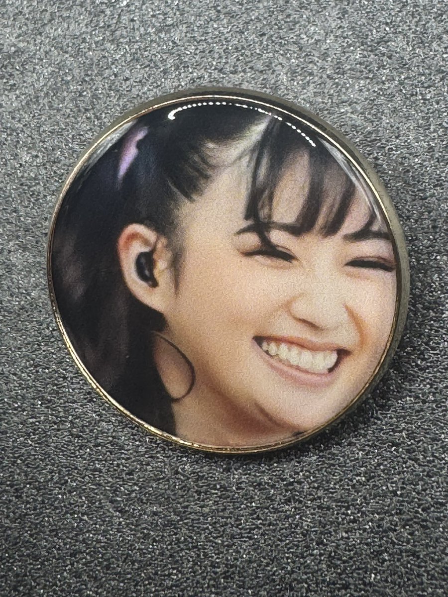 ニコチャンうめ ももちゃんちょい寄りすぎたかピンバッチです😁 良い笑顔ですね