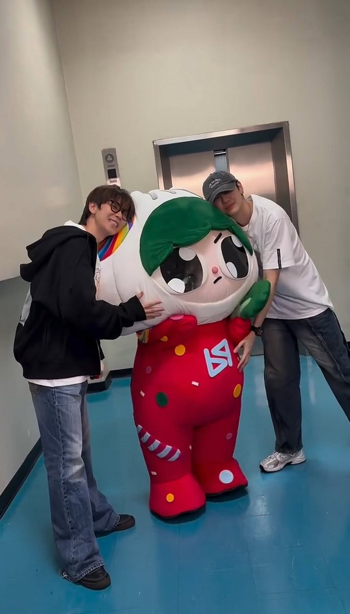JiangP79953's tweet photo. 2025 fades like a gentle sunset; 2026 rises like a bright sunrise. May your new year be full of hope, your endeavors be rewarded, and your heart be filled with warmth.

RECAP BOUNPREM 2025
#MemoriesOfBP2025 https://t.co/ykVA7JjSEI