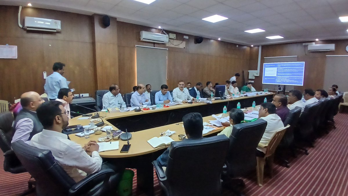 ಇಂದು ಶ್ರೀ ಅನಿಲ್ ಕುಮಾರ್TKಮಾನ್ಯ AS,ಗ್ರಾಮೀಣಾಭಿವೃದ್ಧಿ ಇಲಾಖೆ ಭಾರತ ಸರ್ಕಾರ ಅಧ್ಯಕ್ಷತೆಯಲ್ಲಿ ಪ್ರಧಾನಮಂತ್ರಿ ಧನದಾನ್ಯ ಯೋಜನೆ(PMDDY),ಗ್ರಾಮೀಣ ಸಮೃದ್ಧಿ&amp;ಸ್ಥಿತಿಸ್ಥಾಪಕತ್ವ ಕಾರ್ಯಕ್ರಮ(RPRP)ಸಂಬಂದಿಸಿDC ಕಛೇರಿಯಲ್ಲಿ ಅಧಿಕಾರಿಗಳೊಂದಿಗೆ ಶ್ರೀ ಡಾ||ರವೀಂದ್ರPNಮಾನ್ಯDCಡಾ||ನವೀನ್ ಭಟ್ ಮಾನ್ಯCEOಸಹ ಭಾಗಿತ್ವದಲ್ಲಿ ಸಭೆ ಮಾಡಲಾಯಿತು.