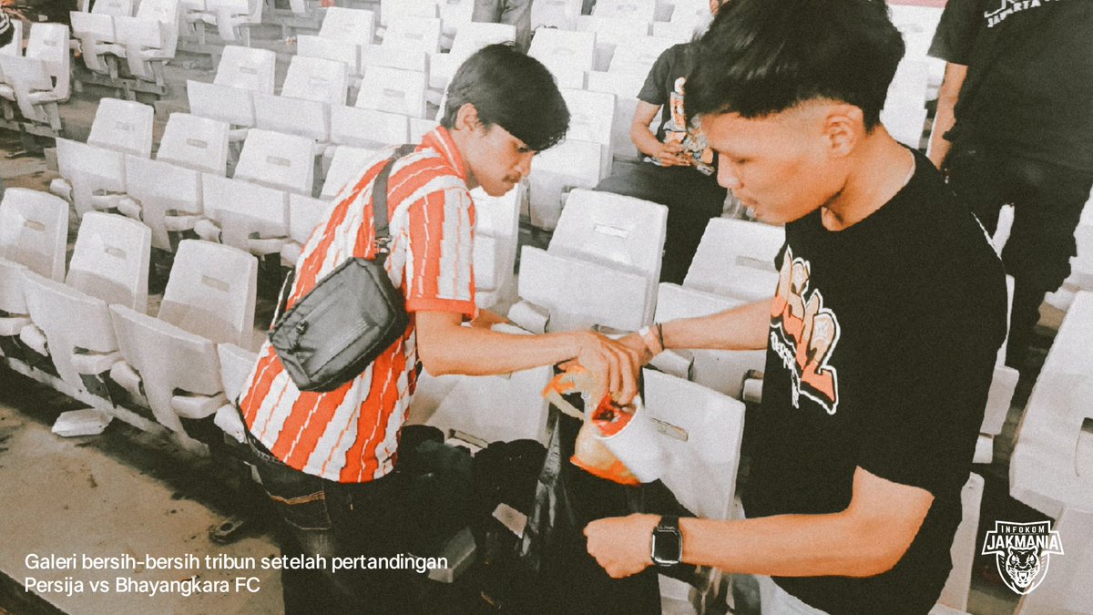 the Jakmania akan selalu berkomitmen untuk menjaga kebersihan serta kenyamanan saat tim kebanggaan kami bertanding. Oleh karena itu, menjaga kebersihan Stadion dimana Persija bertanding adalah salah satu tanggung jawab kami. 

Berikut gerakan bersih-bersih tribun yang kembali