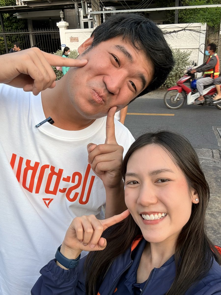 มาขอโทษประชาชนเขตบางพลัด-บางกอกน้อย และเปิดตัวผู้สมัครคนใหม่ เท่าพิภพ พรรคประชาชน เบอร์ 11 ฝากพ่อแม่พี่น้องชาวกทม. เขต 33 บางพลัด-บางกอกน้อย(ยกเว้นแขวงศิริราช) ด้วยนะคะ รับประกันคนนี้ไม่ผิดหวังแน่นอน🫶🏻
.
ท่าประจำตัวเบอร์ 11 ของคุณเขา😅 <a href="/taopiphop/">Taopiphop Lim</a>