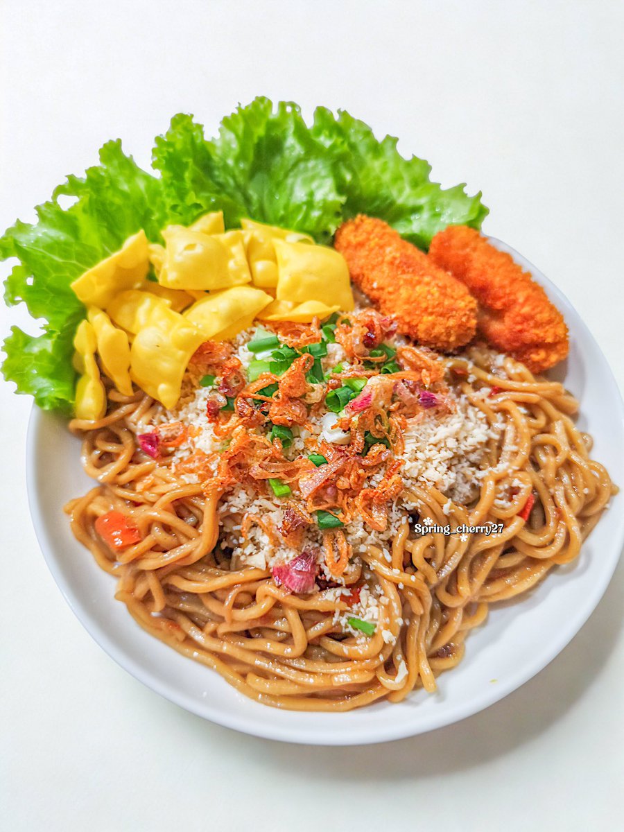 Today’s lunch : Mie ala gacoan 🍜

Kepinginnya uda dari bulan lalu pas mbak <a href="/ANSRMD/">nisaa</a> posting, terus <a href="/rizrizkyamalia/">ulil🌱</a> <a href="/mommymeowww/">zoy</a> ikutan pamer. Tapi baru keturutan sekarang karena perijinannya susah 🤣

Mie dan kerupuk pangsitnya homemade by mama, udang keju dan lainnya buatanku🥰